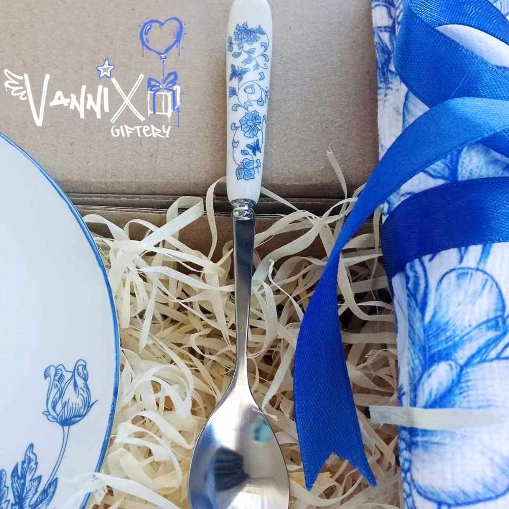 blooming blue brew high tea floral gift box vannix giftery close up