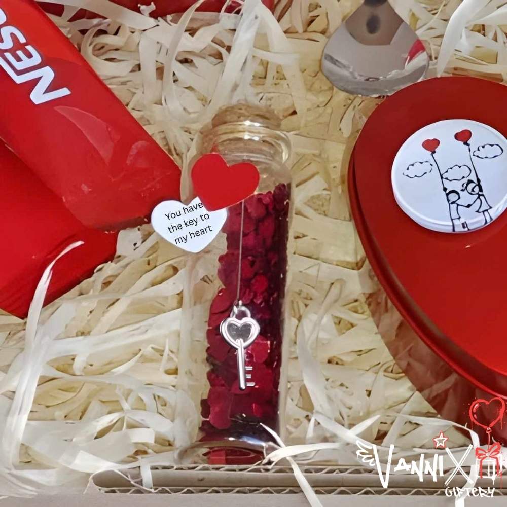 love locked love gift box vannix giftery close up